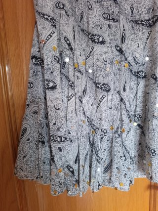 Falda con volantes y estampado paisley