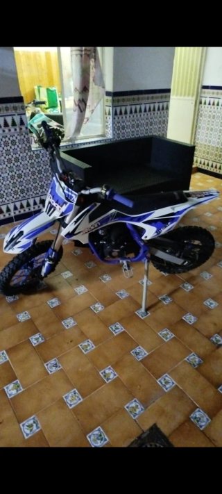 Moto de Cross Azul y Blanca