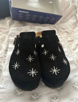 Zuecos Birkenstock negros con estrellas