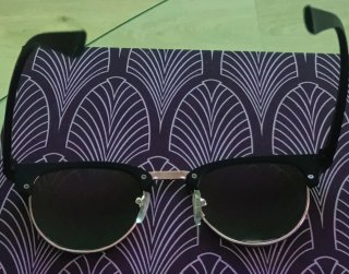Gafas de sol negras y doradas