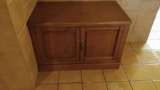 Mueble de madera con puertas