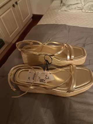 Sandalias doradas de plataforma