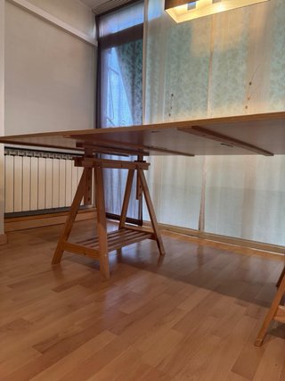 Mesa de madera con borriquetas