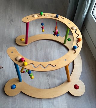 Andador de madera para bebé con juguetes