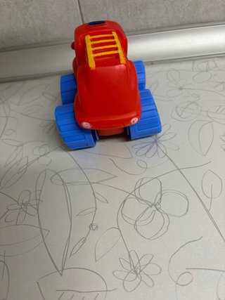 Camión de bomberos de juguete rojo y azul