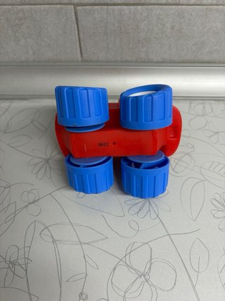 Camión de bomberos de juguete rojo y azul