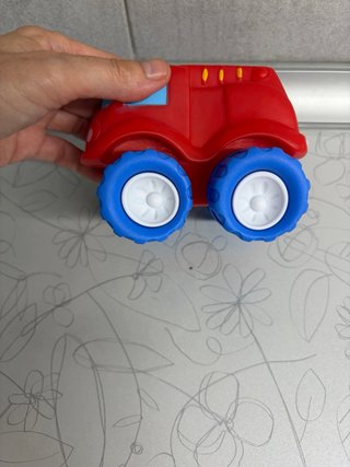 Camión de bomberos de juguete rojo y azul