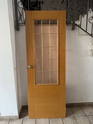Puerta de madera con cristal