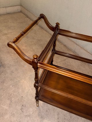 Camarera clásica de madera