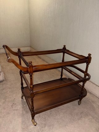 Camarera clásica de madera