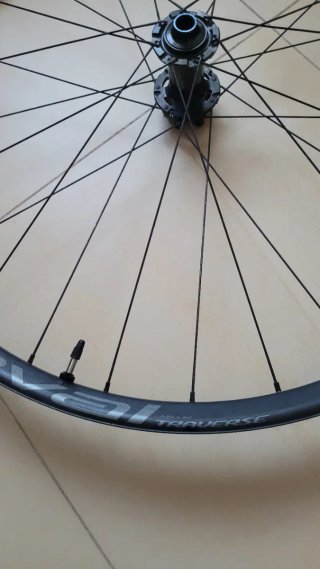 Roda Roval Traverse Alloy 29 Dianteira