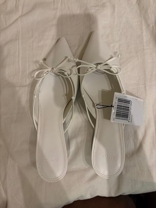 Zapatos tacón bajo blancos