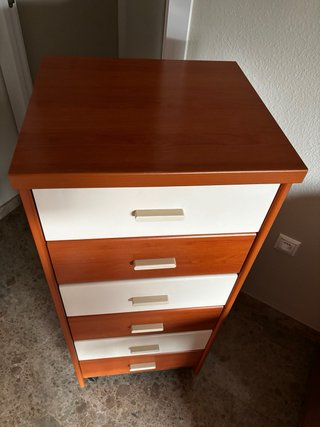 Cajonera de madera para habitación