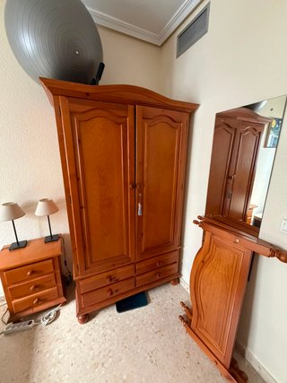 Dormitorio de madera noble