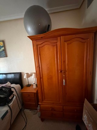 Dormitorio de madera noble