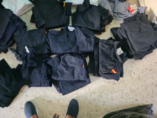 Abbigliamento militare della Marina e abbigliamento da cucina in offerta