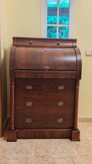 Escritorio clásico de madera con cajonera