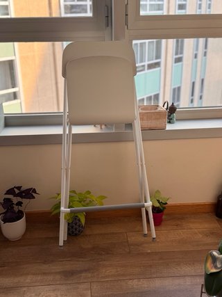 Taburete alto plegable blanco