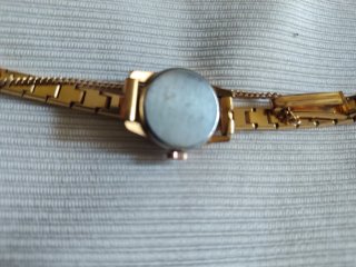 Reloj antiguo de pulsera dorado.Mujer