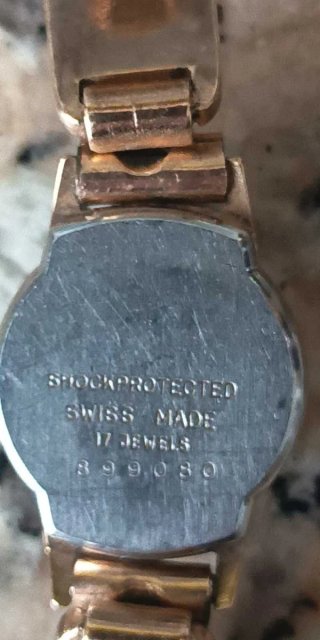 Reloj antiguo de pulsera dorado.Mujer