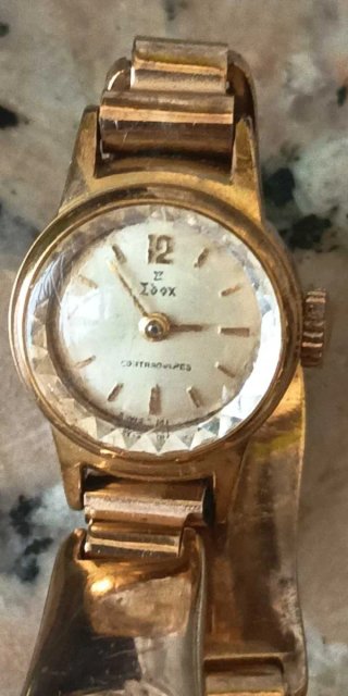 Reloj antiguo de pulsera dorado.Mujer