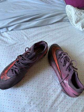 Botas de fútbol Nike gama alta lilas y naranjas