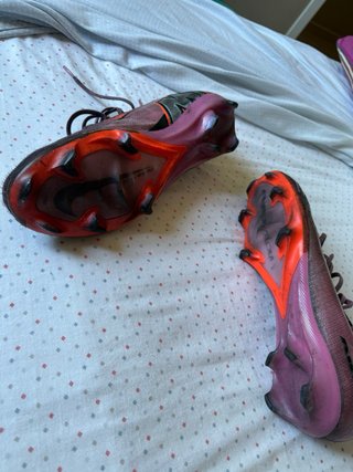 Botas de fútbol Nike gama alta lilas y naranjas