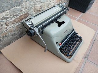 Máquina de escribir Hispano Olivetti Lexicon 80