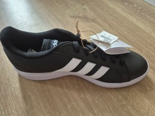 Zapatillas Adidas Negras y Blancas