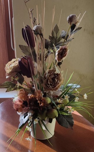 Composizione floreale con pere
