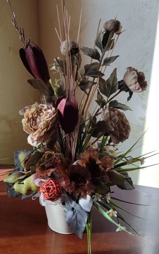 Composizione floreale con pere