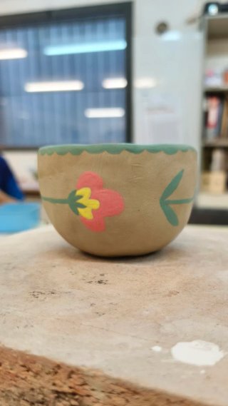 Vela artesanal en cuenco de cerámica hecho a mano