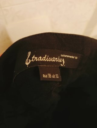 Falda negra Stradivarius con cinturón