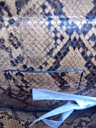 Bolso estampado serpiente con cadena