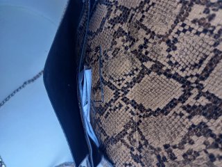 Bolso estampado serpiente con cadena