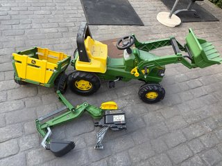 Tractor John Deere a pedales con remolque y pala