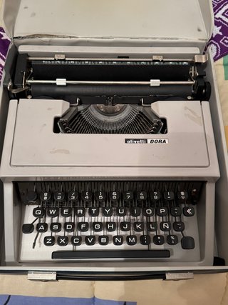 Máquina de Escribir Olivetti Dora con Maletín