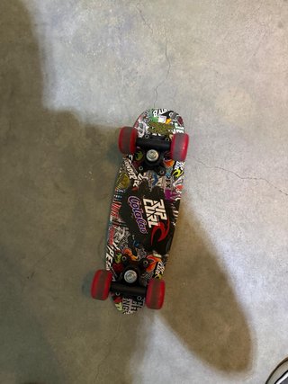 Skate con ruedas rojas