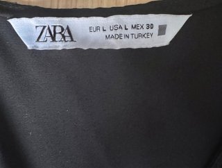ZARA. Vestido corto negro cuello blonda. Talla L.