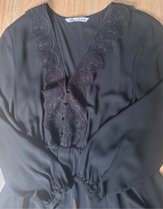 ZARA. Vestido corto negro cuello blonda. Talla L.