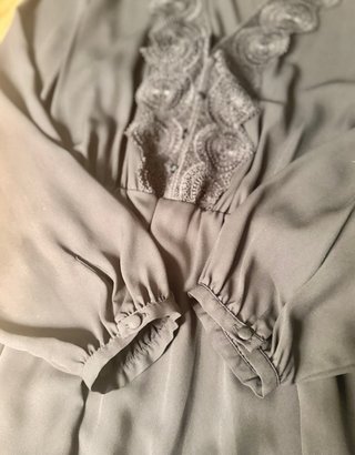 ZARA. Vestido corto negro cuello blonda. Talla L.