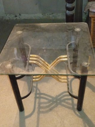 Mesa auxiliar cristal y metal dorada