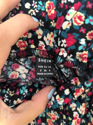 Pantalón corto floral con cinturón