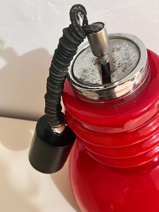 Lámpara de diseño roja y plateada