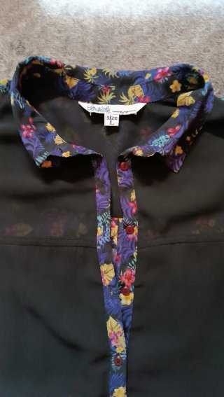 Blusa sin mangas vintage floral negra