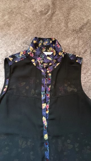 Blusa sin mangas vintage floral negra