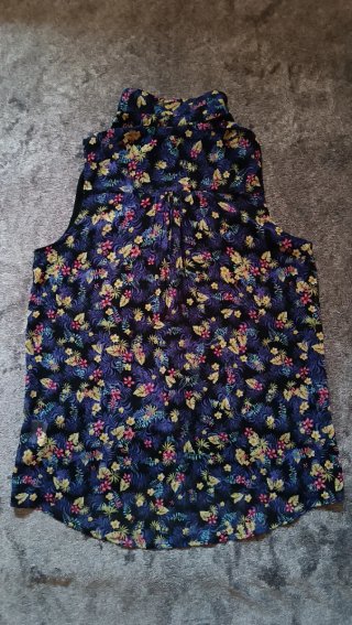 Blusa sin mangas vintage floral negra