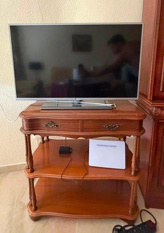 Mueble de salón de madera oscura