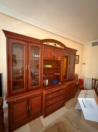 Mueble de salón de madera oscura