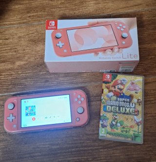 Nintendo Switch Lite Coral + Super Mario Bros. U D